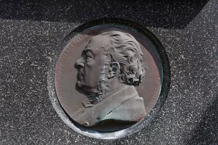 Жюль-Клеман Шаплен. Барельеф на могиле Поля Тилло на кладбище Пер-Лашез, 1905 Жюль-Клеман Шаплен. Барельеф на могиле Поля Тилло на кладбище Пер-Лашез, 1905