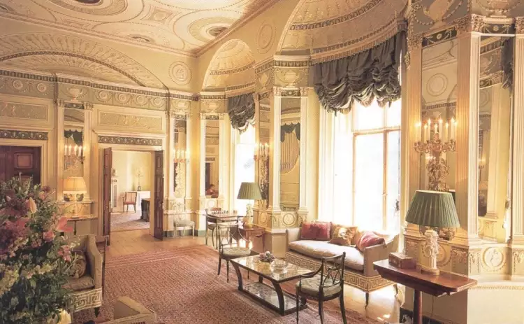 Интерьер в стиле ренессанс. Интерьер комнаты для гостей с диваном