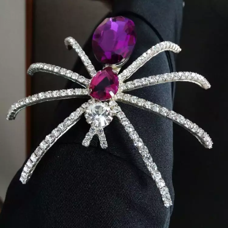 Что коллекционируют голливудские звезды. Винтажная брошь в виде паука