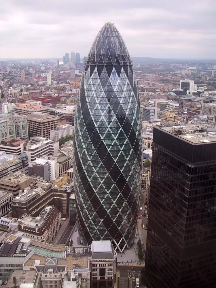 10 самых известных архитекторов. Норман Фостер. Небоскреб St Mary Axe, 2001-2004 10 самых известных архитекторов. Норман Фостер. Небоскреб St Mary Axe, 2001-2004