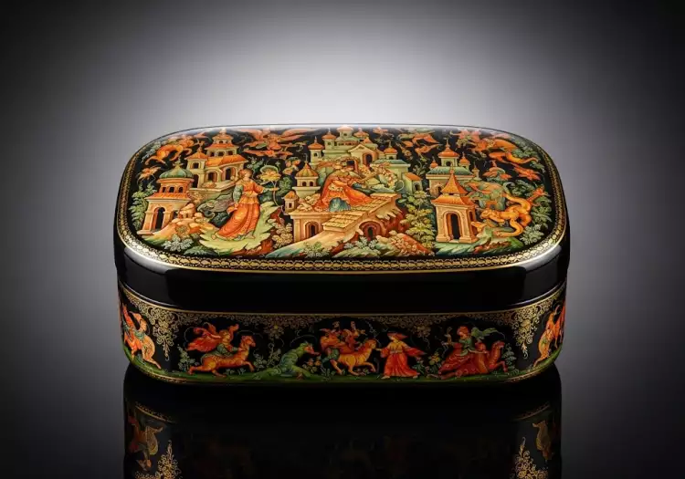 Палехская лаковая миниатюра на шкатулке: сказочный сюжет, выполненный темперой на черном фоне с использованием золота.