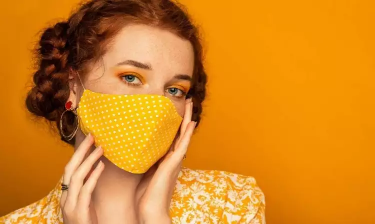 Стоковая фотография. Виктория Чудинова. «Женщина в защитной маске ручной работы»