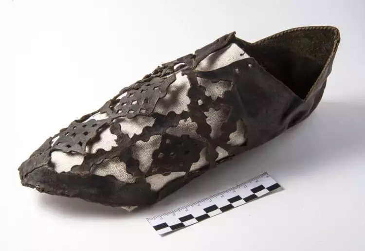 Выставка «Легкой поступью помостовой». Фрагмент ажурной туфли. Россия. Новгород. XIV век Выставка «Легкой поступью помостовой». Фрагмент ажурной туфли. Россия. Новгород. XIV век