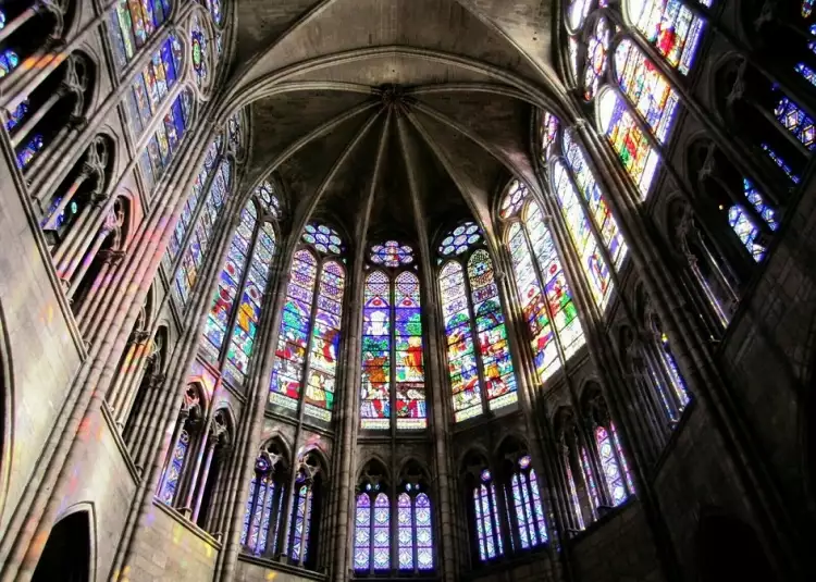 Синий цвет в искусстве. Витражи в аббатстве Сен-Дени