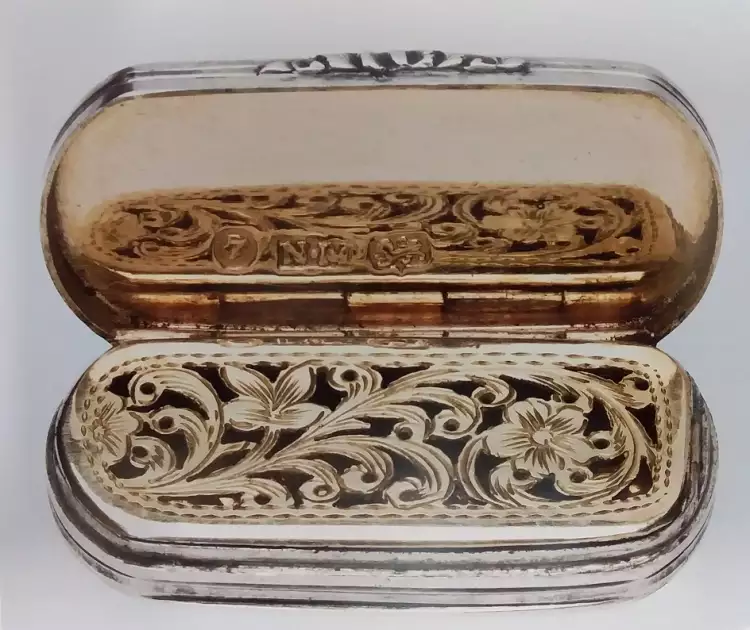 Серебряные аксессуары XIX века. Ароматница, Бирмингем, 1840 г.(серебро, гильоширование, частичное золочение) Серебряные аксессуары XIX века. Ароматница, Бирмингем, 1840 г.(серебро, гильоширование, частичное золочение)