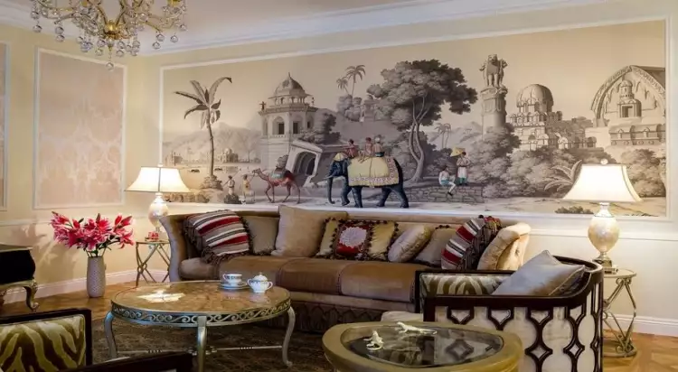Колониальный стиль в интерьере. Интерьер гостиной с диваном и настенной росписью в колониальном стиле