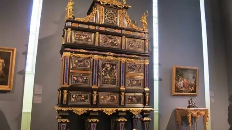 Шкаф из черного дерева 18 в. во дворце Лихтенштейнов в Вене