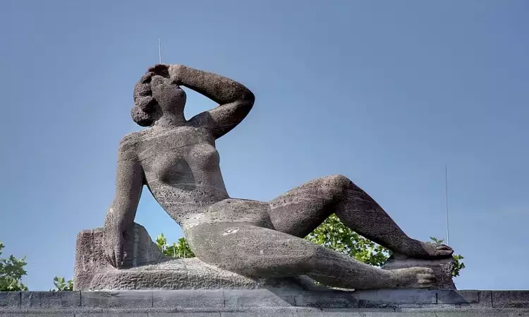 Арно Брекер. Фигура полулежащей «Авроры» на крыше Эренхофа в Дюссельдорфе, 1926