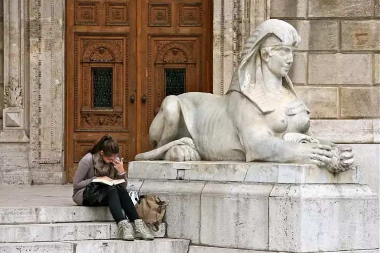 Алайош Штробль. Статуя сфинкса перед входом в Венгерскую национальную оперу, 1882