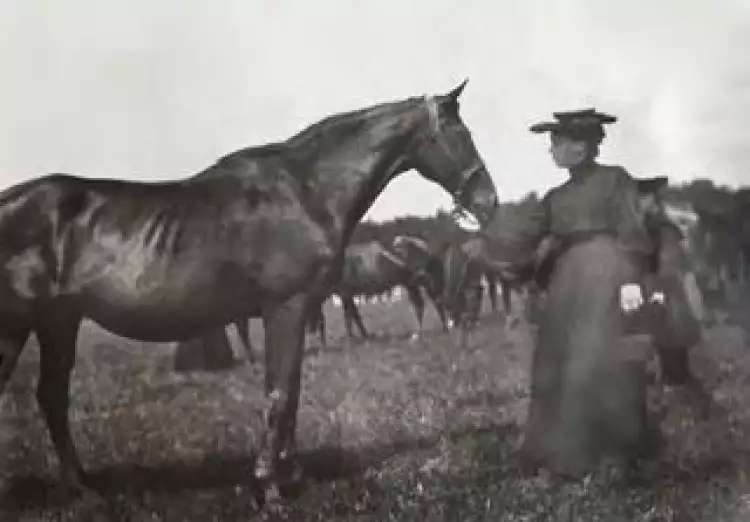 Prinzessin Wiltrud von Bayern mit Legyel auf der Koppel