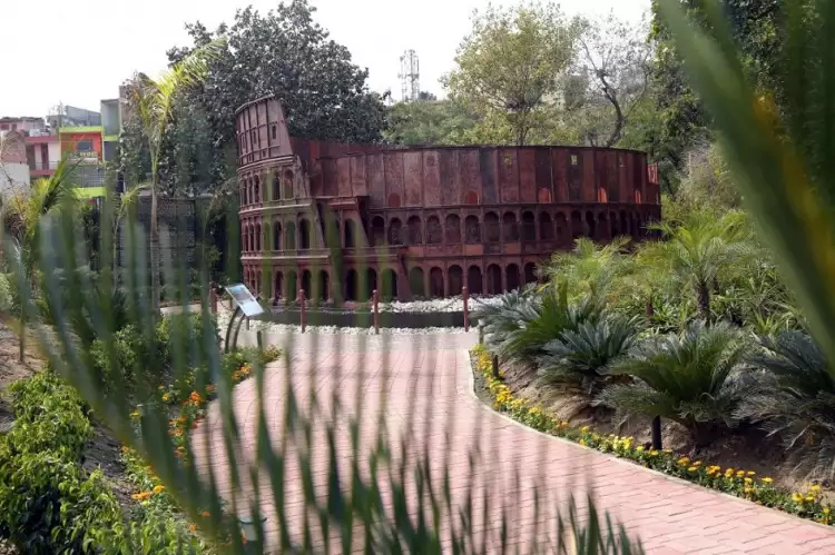 Семь чудес света в стиле арте повера. Копия Римского Колизея