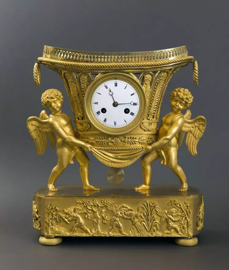 Часы каминные «Амуры, несущие корзину»