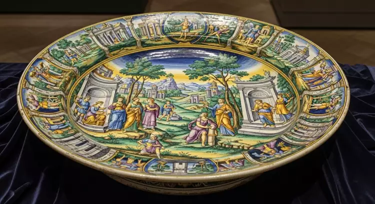 Майолика Урбино - парадное блюдо в стиле 'историато' работы Николы да Урбино, XVI век.