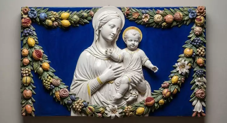 Роббиана - рельеф 'Мадонна с Младенцем' Луки делла Роббиа, выполненный в технике глазурованной терракоты с характерной сине-белой палитрой.