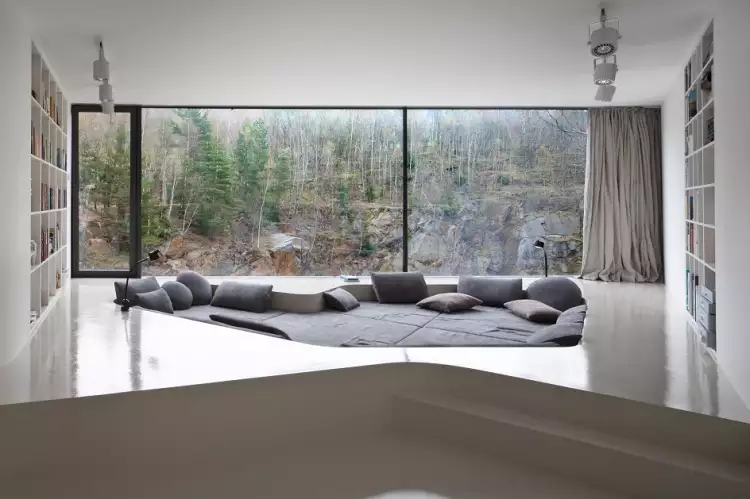 Минимализм. Гостиная с панорамными окнами и встроенными полками в стиле минимализм