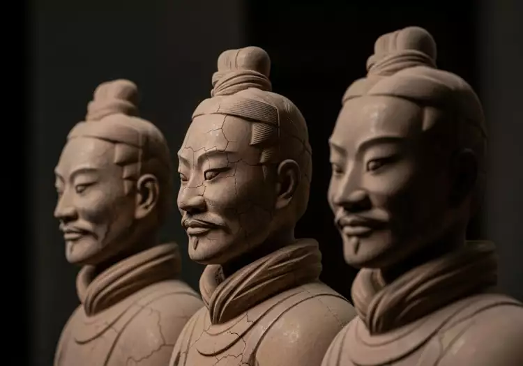Крупный план нескольких голов терракотовых воинов, демонстрирующий уникальные черты лица, прически и выражения каждого солдата.
