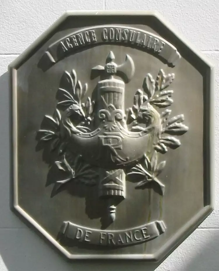 Жюль-Клеман Шаплен. Неофициальный герб Франции на стене консульства, наши дни Жюль-Клеман Шаплен. Неофициальный герб Франции на стене консульства, наши дни