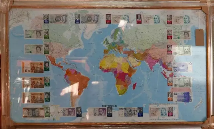 Карта мира с валютами и автографами футболистов Карта мира с валютами и автографами футболистов