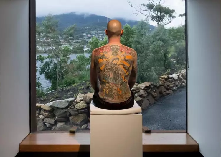 Тим Штейнер демонстрирует татуировку в музее Mona, Тасмания