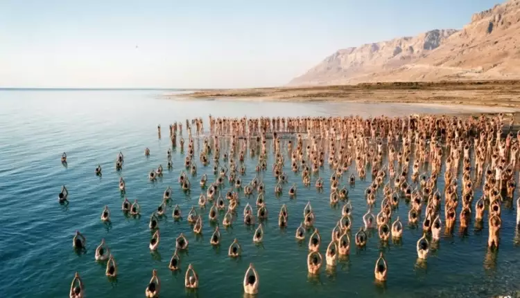 Массовое ню Спенсера Туника. Фотосессия на Мертвом море