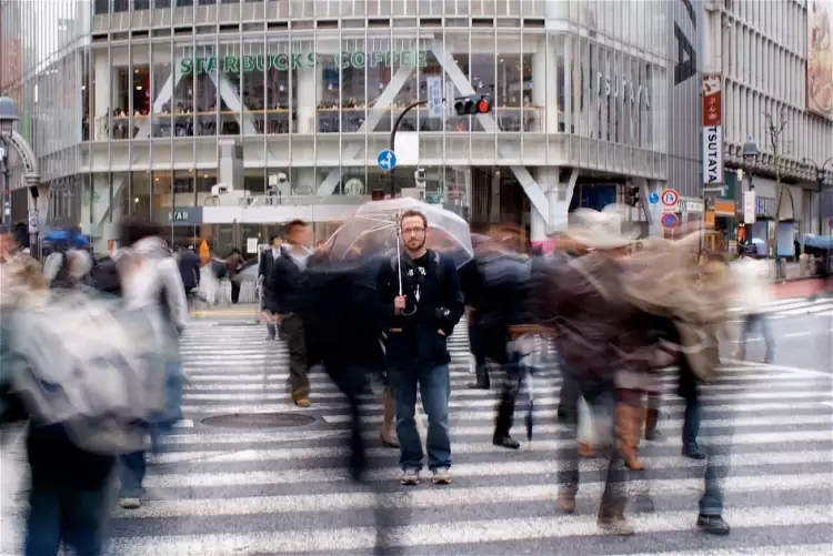 Люди спешат по делам