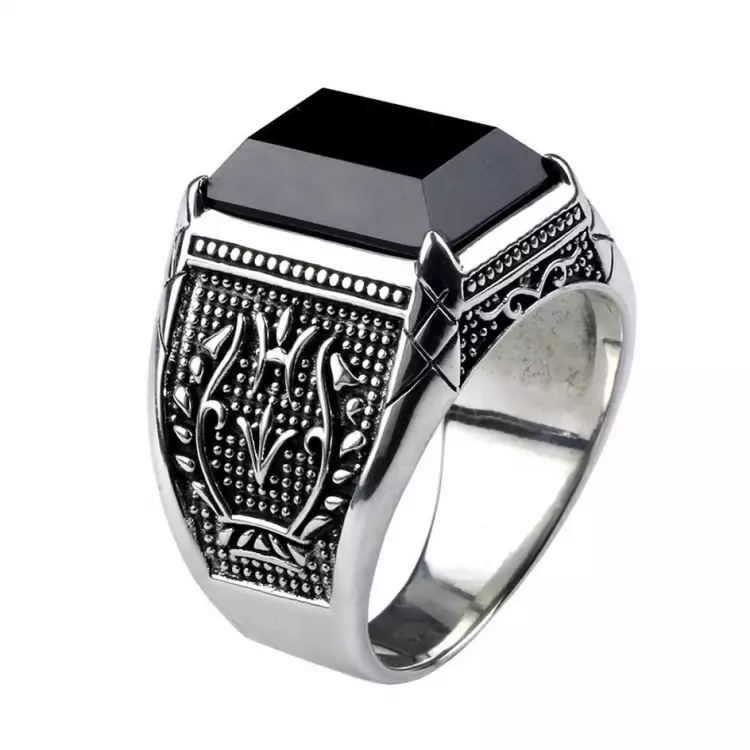 L'argent. Bague en argent sterling avec obsidienne