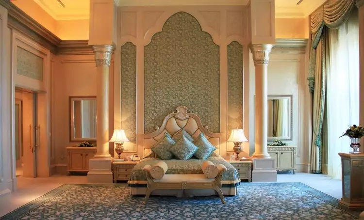Арабский стиль интерьера. Интерьер просторной спальни загородного особняка
