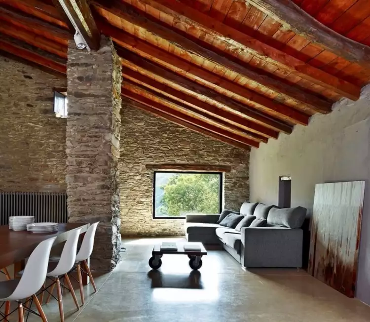 Гранж. Интерьер в стиле гранж, мансарда с массивной колонной