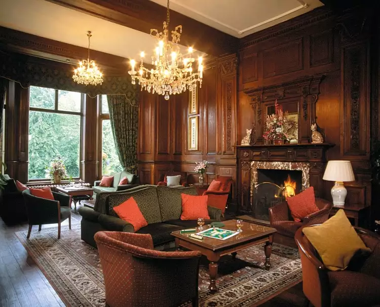 Регентство. Интерьер в стиле английского регентства. Зал с оригинальным камином и диванами
