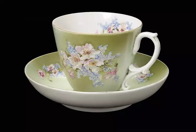 Kusnezow-Porzellan. Souvenirtasse und Untertasse. Kuznetsov Fabrik in Tver, 1900 Kusnezow-Porzellan. Souvenirtasse und Untertasse. Kuznetsov Fabrik in Tver, 1900