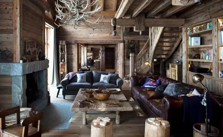 Стиль шале в интерьере. Интерьер гостиной с двумя диванами и деревянной лестницей в стиле шале