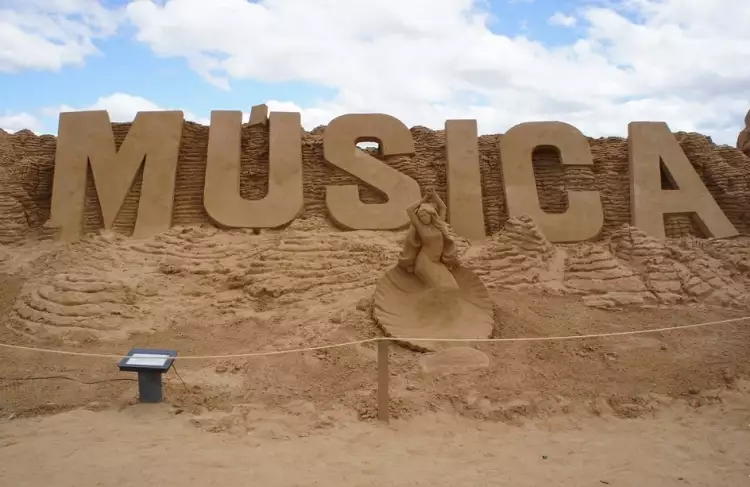 Скульптуры из песка. Фестиваль FIESA, посвященный музыке