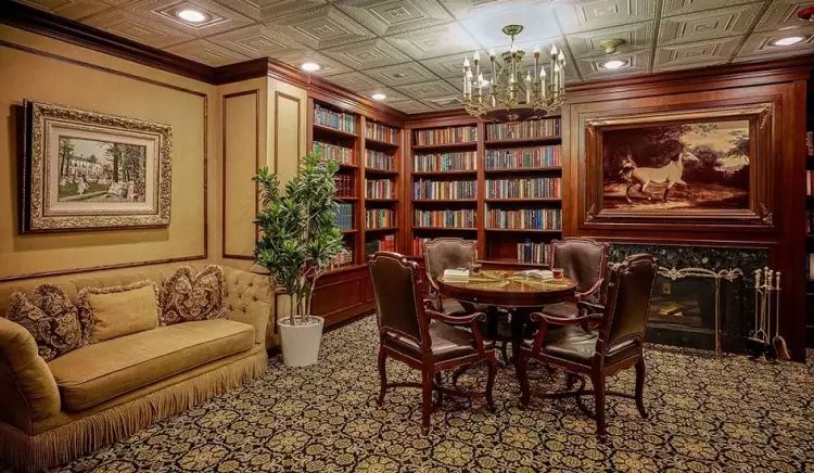 Интерьер в стиле ренессанс. Интерьер рабочего кабинета с ковром и картинами