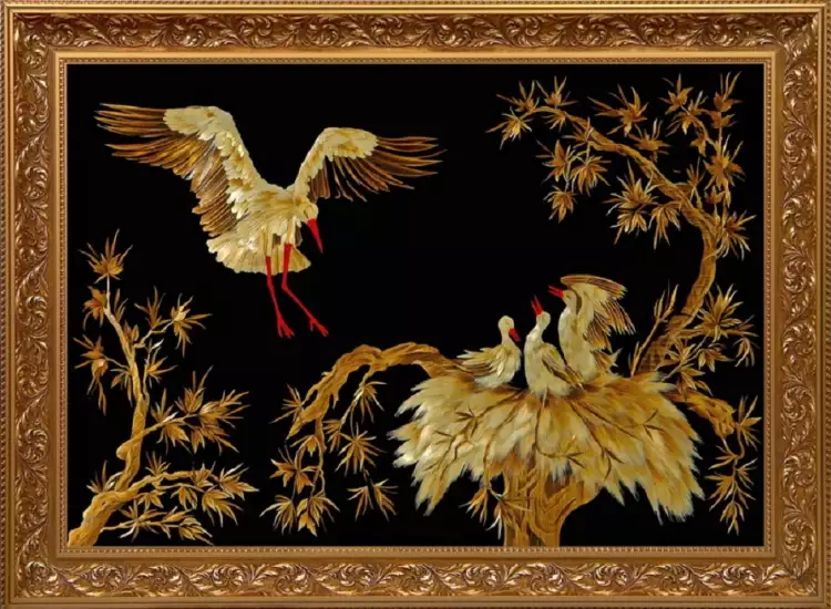 Application. Incrustation. Cigognes dans un nid Application. Incrustation. Cigognes dans un nid