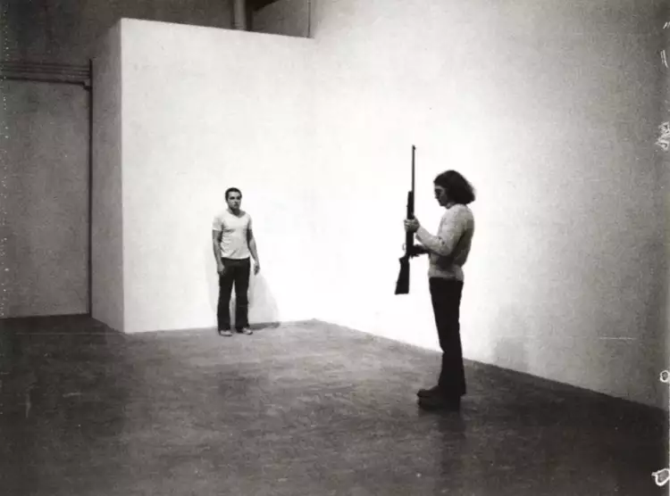 Перформанс. Крис Бурден. «Выстрел», 1971 Перформанс. Крис Бурден. «Выстрел», 1971