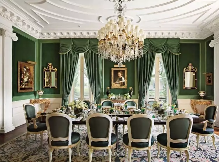 Интерьер в стиле ренессанс. Интерьер столовой с большим обеденным столом и картинами