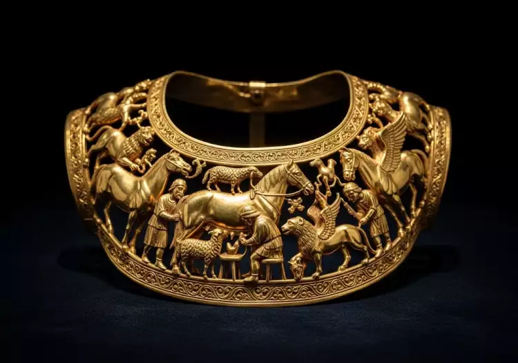 Скифское золото - золотая пектораль из кургана Толстая Могила, пример высочайшего мастерства древних ювелиров.