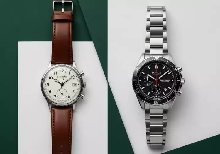 Часовой мастер с лупой изучает механизм дорогих часов