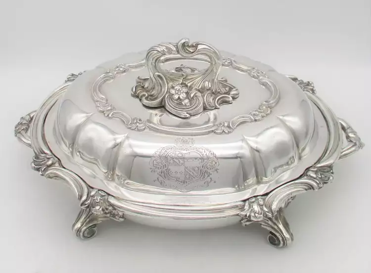 Шеффилдское серебро. Большая сервировочная супница на подставке, XIX век Шеффилдское серебро. Большая сервировочная супница на подставке, XIX век