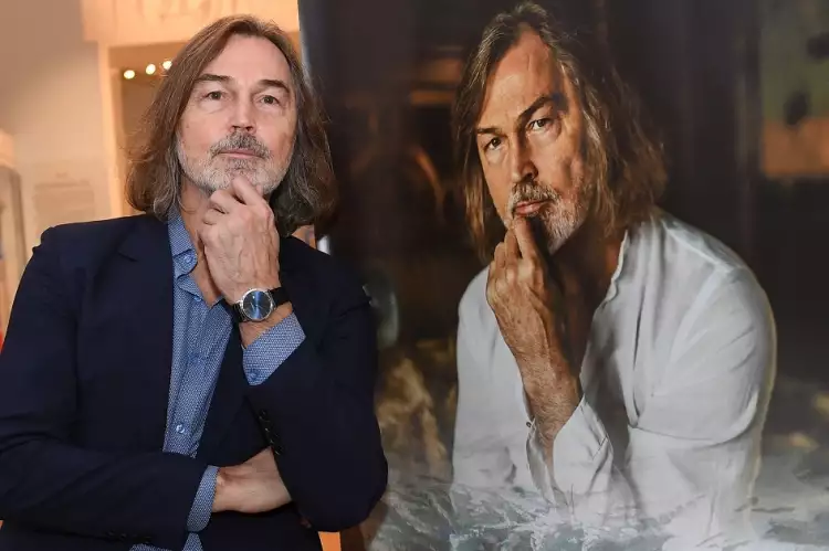 Никас Сафронов. Фотография с вернисажа художника в Могилеве, 2020