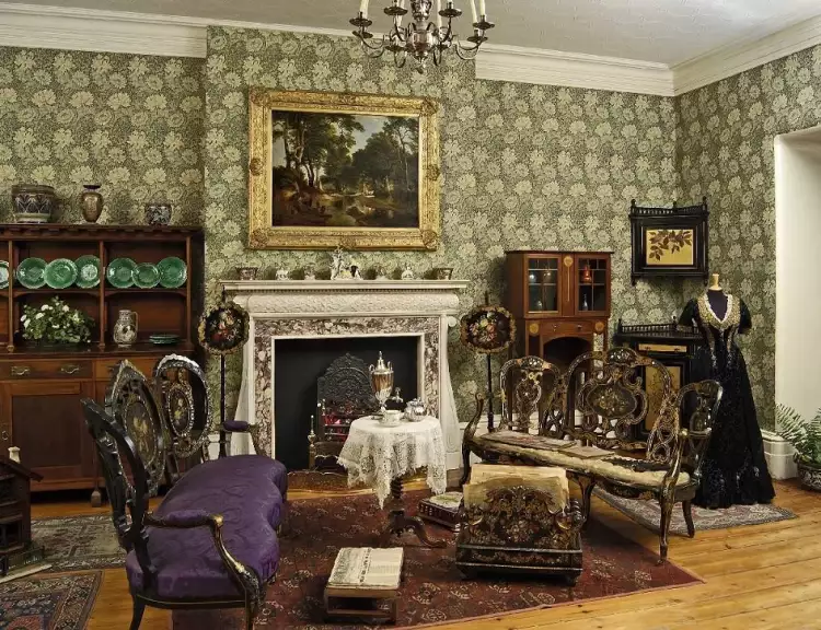 Викторианский стиль. Интерьер в викторианском стиле. Гостиная с камином и пейзажем Викторианский стиль. Интерьер в викторианском стиле. Гостиная с камином и пейзажем