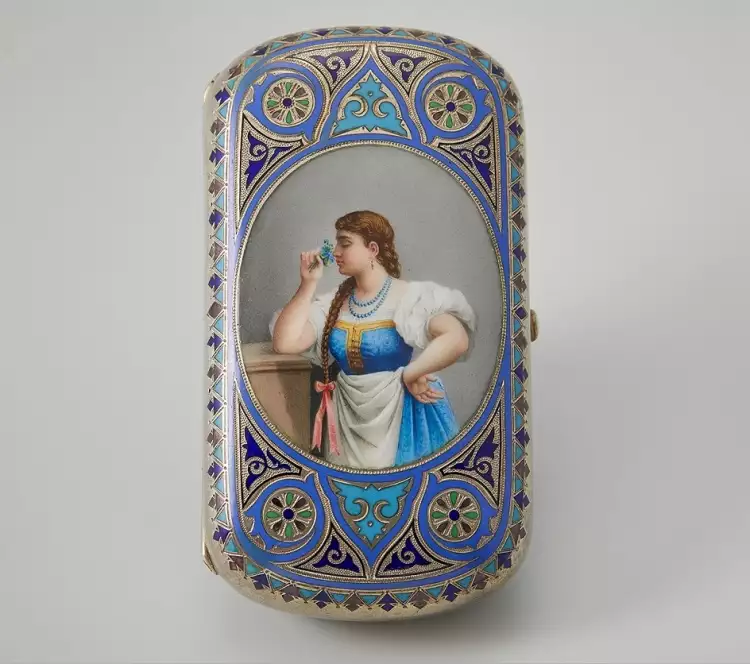 Компания И. П. Хлебникова. Портсигар с расписной и выемчатой эмалью, 1885. Музей «Собрание» Давида Якобашвили