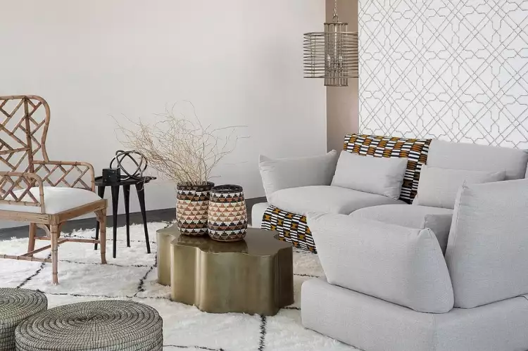 Ethnischer Stil in der Innenarchitektur. Wohnzimmerinterieur mit Korbmöbeln im ethnischen Stil Ethnischer Stil in der Innenarchitektur. Wohnzimmerinterieur mit Korbmöbeln im ethnischen Stil