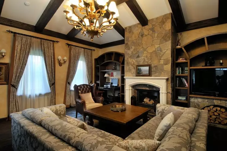 Стиль шале в интерьере. Интерьер гостиной с кожаным креслом и угловым диваном в стиле шале