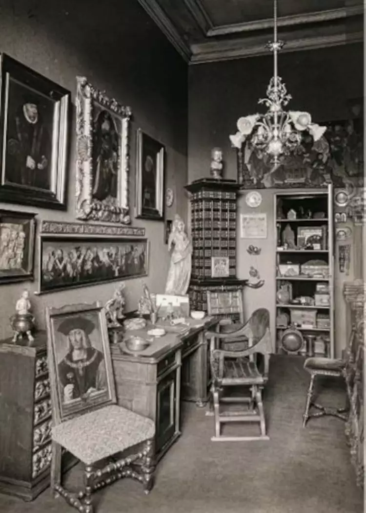 Albert Figdors Wiener Wohnung glich einem Museum. Über dem Schreibtisch ist die Heilige Sippe zu erkennen (Lot 126).