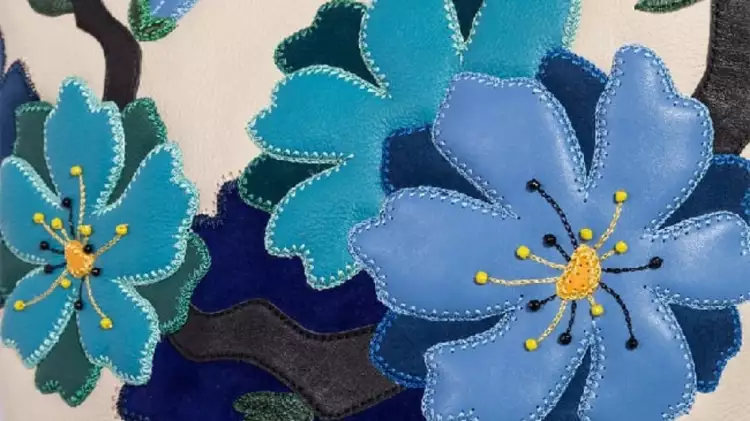 Application. Application en cuir sur sac de femme Application. Application en cuir sur sac de femme