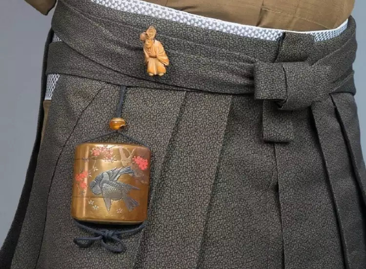 Нэцкэ на поясе