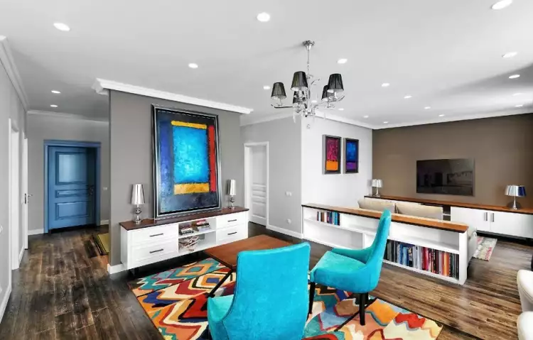 Фьюжн. Интерьер в стиле фьюжн, гостиная со встроенными потолочными светильниками и люстрой