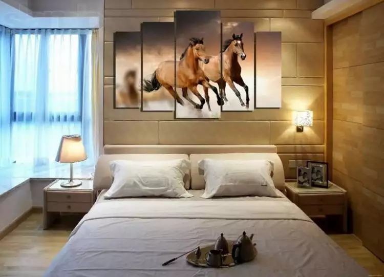 Интерьерные картины. Модульная картина с лошадьми в спальне Интерьерные картины. Модульная картина с лошадьми в спальне