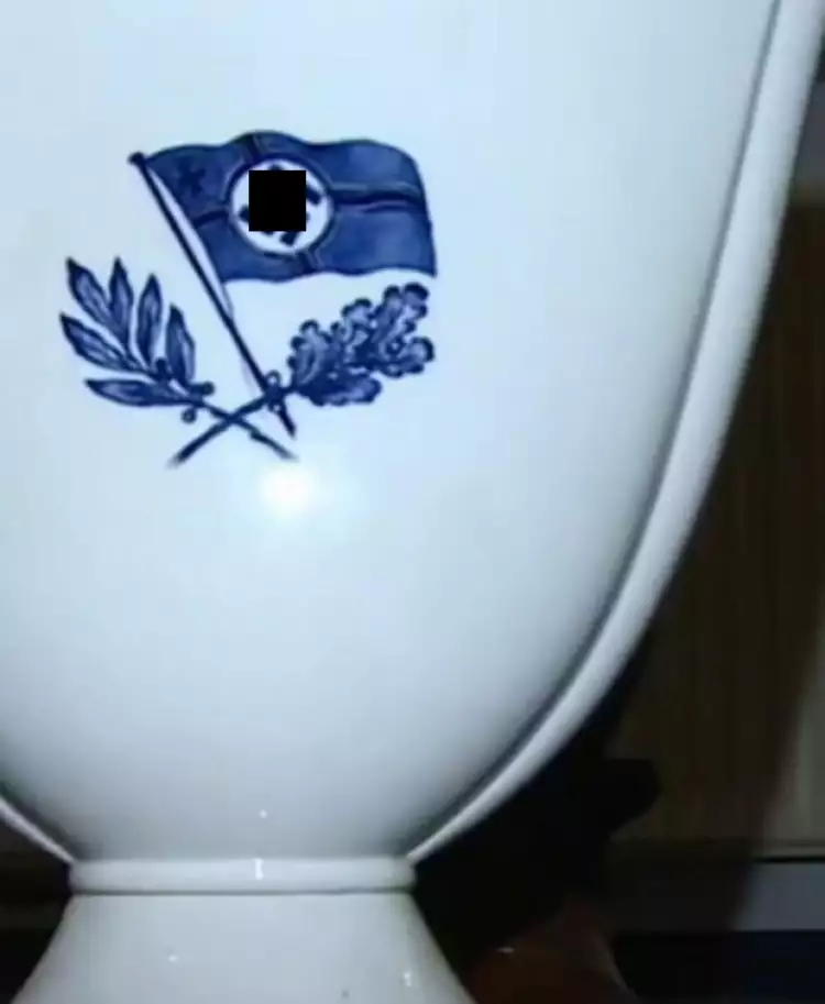 Ваза с нацистскими символами